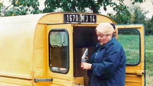 Eine Frau nach Maß háttérkép